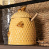 Pote em cerâmica para mel com colher de madeira
